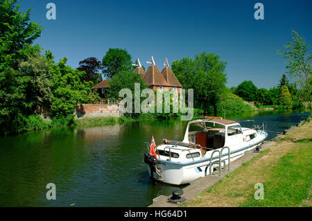 Boot auf dem Fluss Medway an Yalding, Kent in England Stockfoto