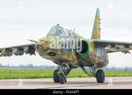 Ukrainische Luftwaffe Su-25 des Rollens bei Mykolajiw Air Base. Stockfoto