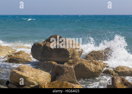 Große Felsen an der Küste mit Wellen, die über sie.  Schuss getroffen in Zypern. Stockfoto