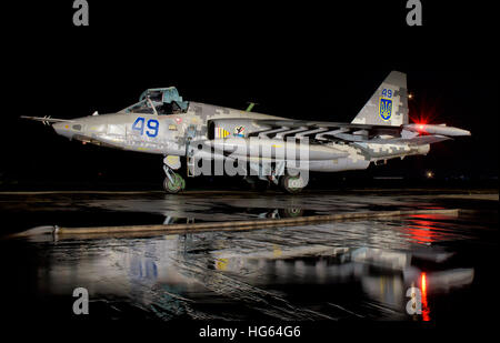 Ukrainische Luftwaffe Su-25 auf der Rampe in der Nacht in Mykolajiw Air Base. Stockfoto