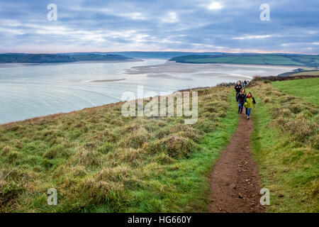 Wanderer am Stepper Point, The Narrows in der Kamel-Mündung von Cornwall Stockfoto