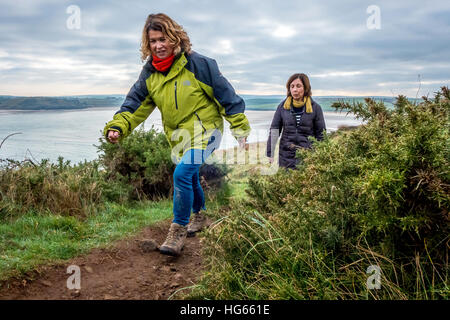 Wanderer am Stepper Point, The Narrows in der Kamel-Mündung von Cornwall Stockfoto