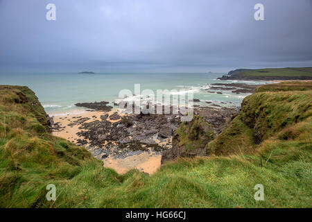 Blick über die Bucht von Newtrain in Trevone, Cornwall Stockfoto