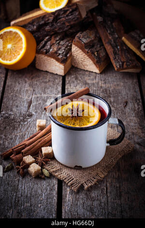 Glühwein in Eisen-Becher. Selektiven Fokus Stockfoto