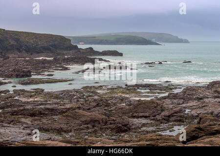 Blick über die Bucht von Newtrain in Trevone, Cornwall Stockfoto