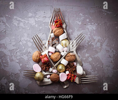 Weihnachtsbaum aus Gabeln, Nüssen und Marshmallow gemacht. Selektiven Fokus Stockfoto