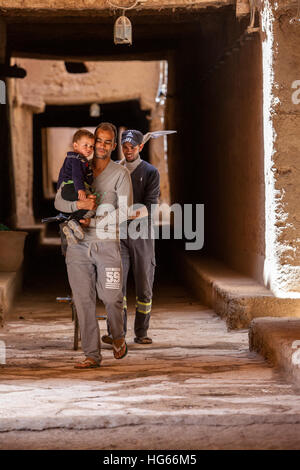 Ksar Elkhorbat, Marokko.  Zwei Männer und jungen, die zu Fuß in der Kasbah. Stockfoto