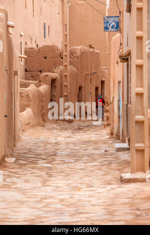 Elkhorbat, Marokko.  Straßenszene in der Kasbah, Frau zu Fuß. Stockfoto