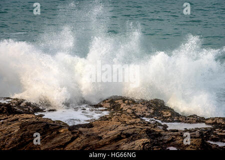 Wellen, die gegen die Felsen an der nördlichen Küste von Cornwall Stockfoto