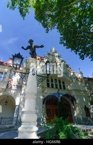 Berndorf: Stadttheater mit Harlekin, Wienerwald, Wienerwald, Niederösterreich, Niederösterreich, Österreich Stockfoto