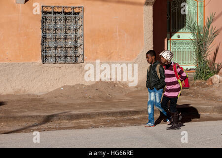Elkhorbat, Marokko.  Studenten der Afrikaner, die in Richtung zur Schule. Stockfoto