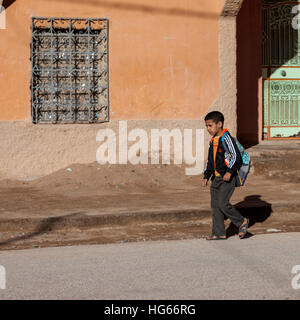 Elkhorbat, Marokko.  Afro-Berber junge Rubrik zur Schule. Stockfoto
