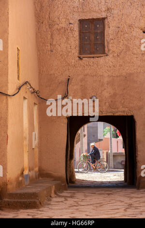 Ksar Elkhorbat, Marokko.  Auf der Suche nach außen von innen in der Kasbah. Stockfoto