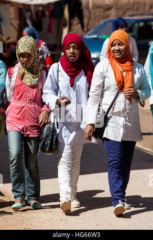 Elkhorbat, Marokko.  Junge Afro-Berber-Frauen zu Fuß auf dem Markt. Stockfoto