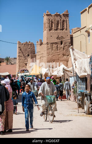 Ksar Elkhorbat, Marokko.  Markttag in einer Kleinstadt Berber. Stockfoto