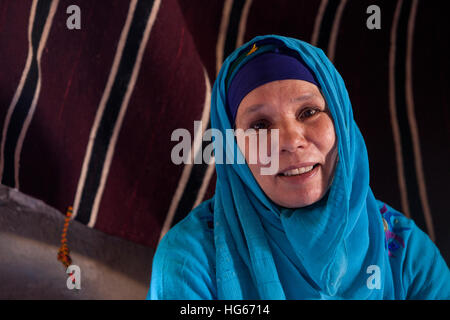 Ksar Elkhorbat, Marokko.  Frau mittleren Alters Amazigh-Berber. Stockfoto