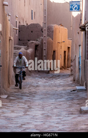 Elkhorbat, Marokko.  Straßenszene, Afro-Berber Mann auf dem Fahrrad. Stockfoto