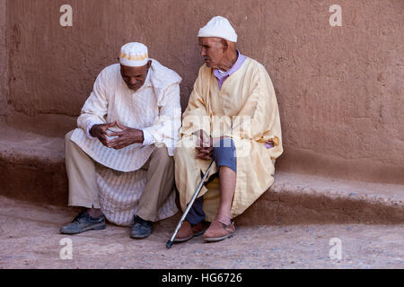 Elkhorbat, Marokko.  Zweier älterer Berber Männer reden. Stockfoto