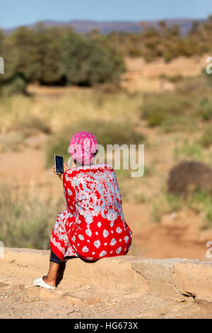 Elkhorbat, Marokko.  Junge Berber-Frau mit ihrem Handy. Stockfoto