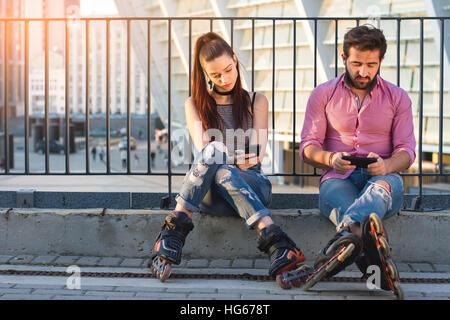Mann und Frau mit Handys. Stockfoto