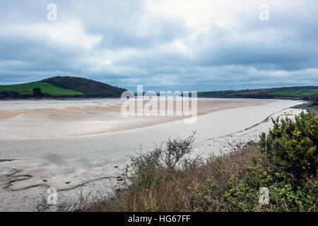 Ebbe an der Mündung des Flusses Camel in der Nähe von Padstow in Cornwall Stockfoto