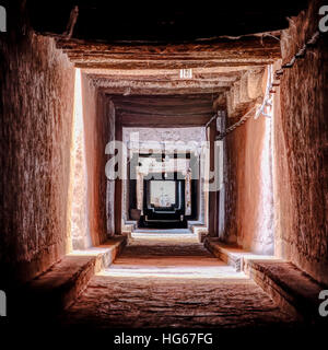 Ksar Elkhorbat, Marokko.  Inneren Durchgang in der Kasbah. Stockfoto