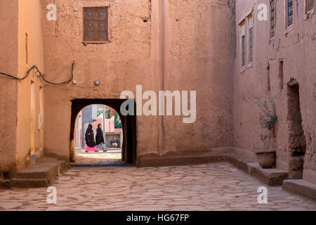 Ksar Elkhorbat, Marokko.  Blick durch den Ausgang von der Kasbah auf die Straße hinaus. Stockfoto