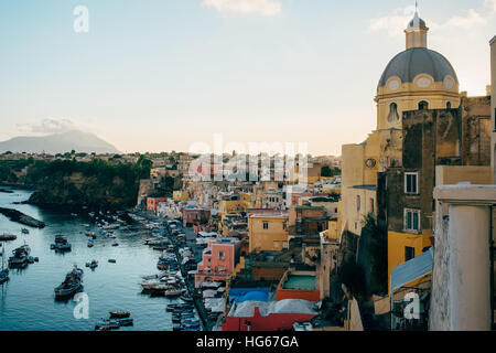 Ein Blick auf die bunten Stadt Corricella, Procida, in Neapel Stockfoto