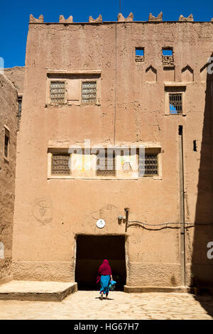 Ksar Elkhorbat, Marokko.  Amazigh Berber-Frau in der Kasbah. Stockfoto