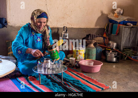 Ksar Elkhorbat, Marokko.  Amazigh Berber Frau bereitet Tee in ihrer Wohnung in Ksar (Kasbah). Stockfoto