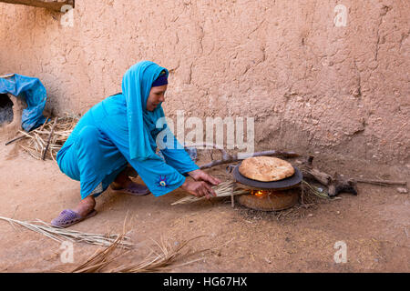 Ksar Elkhorbat, Marokko.  Amazigh Berber Frau backen Brot. Stockfoto