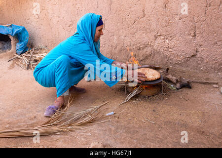 Ksar Elkhorbat, Marokko.  Amazigh Berber Frau backen Brot. Stockfoto