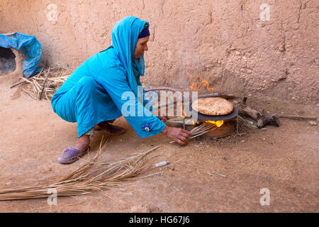 Ksar Elkhorbat, Marokko.  Amazigh Berber Frau backen Brot. Stockfoto