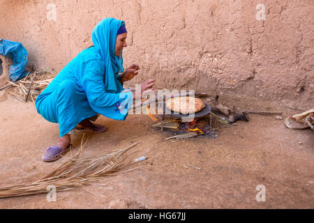 Ksar Elkhorbat, Marokko.  Amazigh Berber Frau backen Brot. Stockfoto