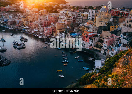 Einen dramatischen Sonnenuntergang über der Insel Procida, Italien, in der Bucht von Neapel Stockfoto