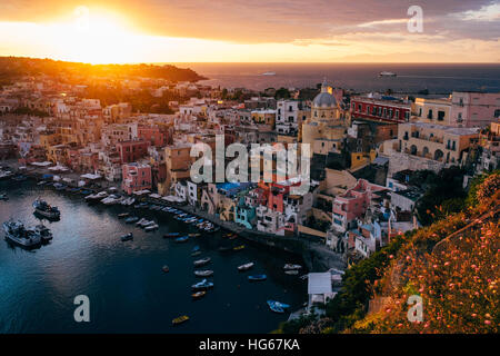 Einen dramatischen Sonnenuntergang über der Insel Procida, Italien, in der Bucht von Neapel Stockfoto
