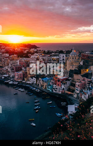 Einen dramatischen Sonnenuntergang über der Insel Procida, Italien, in der Bucht von Neapel Stockfoto