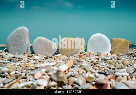 Kieselsteine stehen vor den Himmel in einen Kieselstrand Stockfoto
