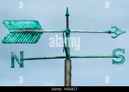 Ein Kupfer Wetterfahne Süden zeigt. Stockfoto