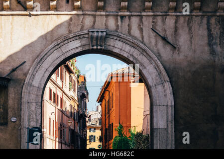 Eine gewölbte Tor über eine Straße im Stadtteil Trastevere von Rom, Italien Stockfoto