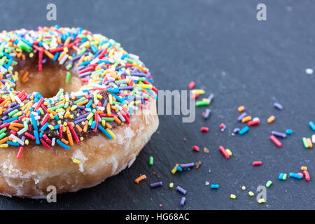 Donut mit Zucker Streusel Stockfoto