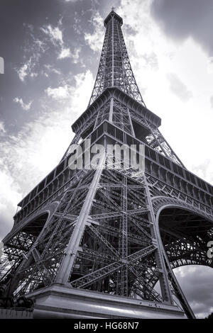 Eiffelturm angesehen von der Basis Stockfoto