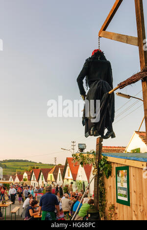 Falkenstein: Kellergasse (Bahn mit Weinkellern auf einer oder beiden Seiten) Galgenberg mit Weinfelder, Weinfest, Weinviertel, Niederösterreich, Lowe Stockfoto