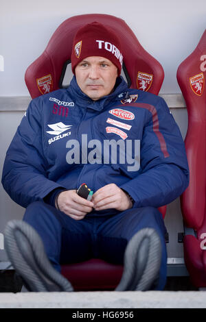 Turin, Italien. 4. Januar 2017. Sinisa Mihajlovic, Cheftrainer des FC Turin, blickt auf während die freundliche Fußballspiel zwischen FC Torino und SS Monza. Torino FC gewinnt 1: 0 über SS Monza. Bildnachweis: Nicolò Campo/Alamy Live-Nachrichten Stockfoto