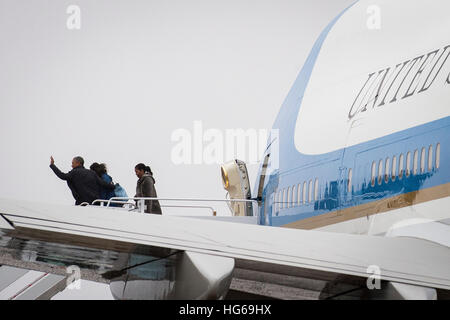 US-Präsident Barack Obama Wellen als er und die erste Familie Air Force One verlassen nach Ankunft am gemeinsamen Basis Andrews am 2. Januar 2017 in Andrews AFB, kehrte die erste Familie von einem 16-tägigen Urlaub Urlaub auf Hawaii. Bildnachweis: Pete Marovich/Pool über CNP /MediaPunch Stockfoto