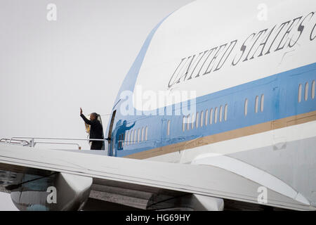 US-Präsident Barack Obama Wellen als er und die erste Familie Air Force One verlassen nach Ankunft am gemeinsamen Basis Andrews am 2. Januar 2017 in Andrews AFB, kehrte die erste Familie von einem 16-tägigen Urlaub Urlaub auf Hawaii. Bildnachweis: Pete Marovich/Pool über CNP /MediaPunch Stockfoto