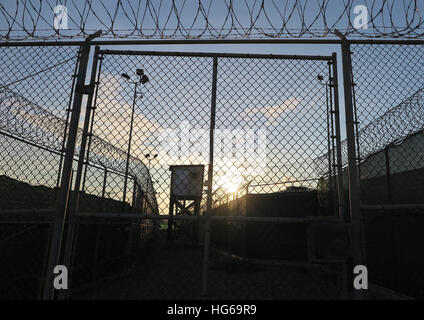 Datei - ein Datei-Bild vom 22. Oktober 2016 zeigt einen Wartturm hinter dem Stacheldraht Zaun auf dem US-Gefangenenlager in Guantánamo, Kuba. Foto: Maren Hennemuth/dpa Stockfoto