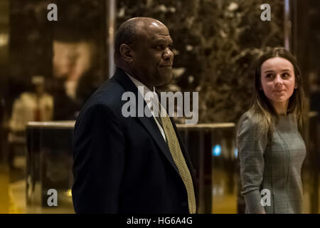 Lockheed Martin Senior Vice Präsident Leo S. Mackay, Jr. ist in der Lobby des Trump Tower in New York, NY, USA am 3. Januar 2017 gesehen. Bildnachweis: Albin Lohr-Jones/Pool über CNP /MediaPunch Stockfoto