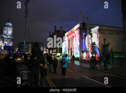 Hull, UK. 4. Januar 2017. Hull UK Stadt der Kultur 2017 gemacht im Rumpf Eröffnungsveranstaltung, die Projektion des Films auf Ferens Galerie Queen Victoria Square 4. Januar 2017. Bildnachweis: Trevor R A Dingle/Alamy Live-Nachrichten Stockfoto