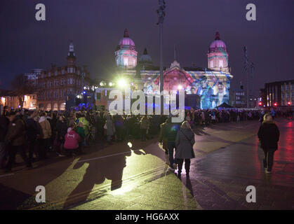 Hull, UK. 4. Januar 2017. Hull UK Stadt der Kultur 2017 gemacht im Rumpf Eröffnungsveranstaltung, die Projektionen auf Hull City Hall Queen Victoria Square 4. Januar 2017. Bildnachweis: Trevor R A Dingle/Alamy Live-Nachrichten Stockfoto